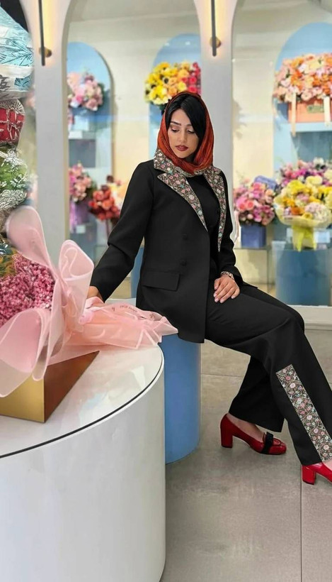 بمب ست پر طرفدار ومزونی ست 3 تیکه کت وجلیقه و شلوار سوزن دوزی ایتالیایی